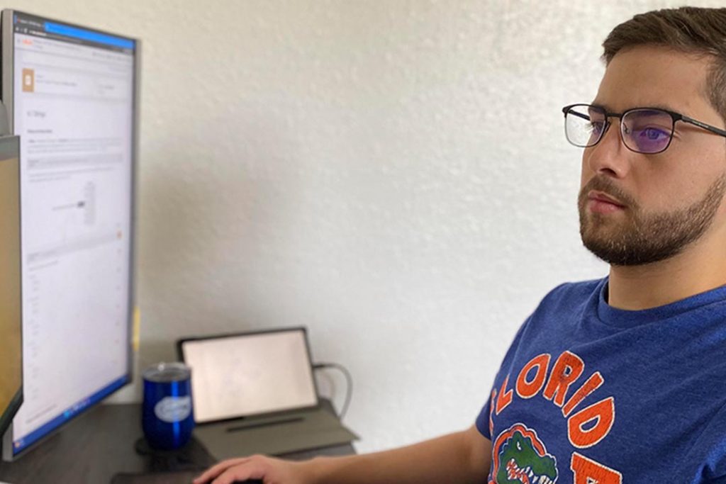 UF Online student Ricardo Carvalhheira working at a computer